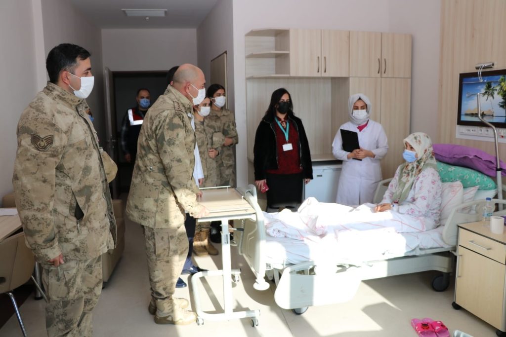 Jandarma hem çocukları hem de hastaları ziyaret etti