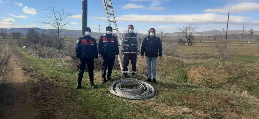Kablo hırsızları suçüstü yakalandı