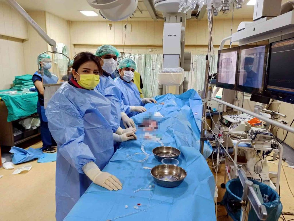 Kalbinde delik bulunan 2 çocuk katater anjiyografi ile sağlığına kavuştu