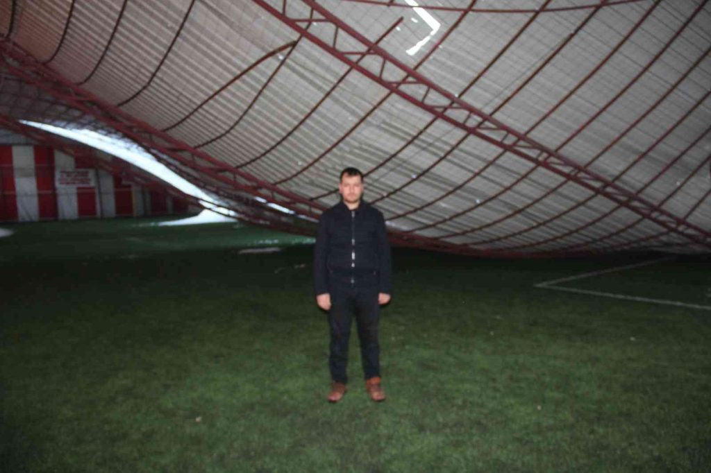 Kar nedeniyle halı sahanın çatısı çöktü