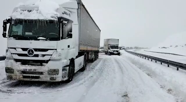 Kar nedeniyle rampayı çıkamayan sürücüler yolda mahsur kaldı