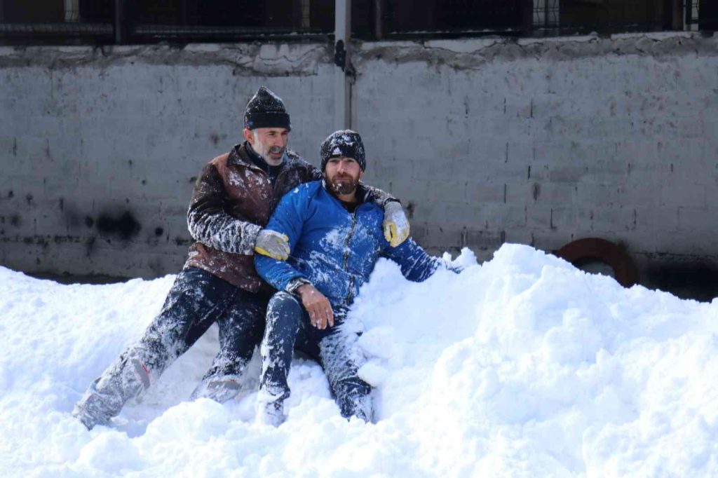 Kar temizliğini bıraktılar çocuklar gibi oyun oynadılar