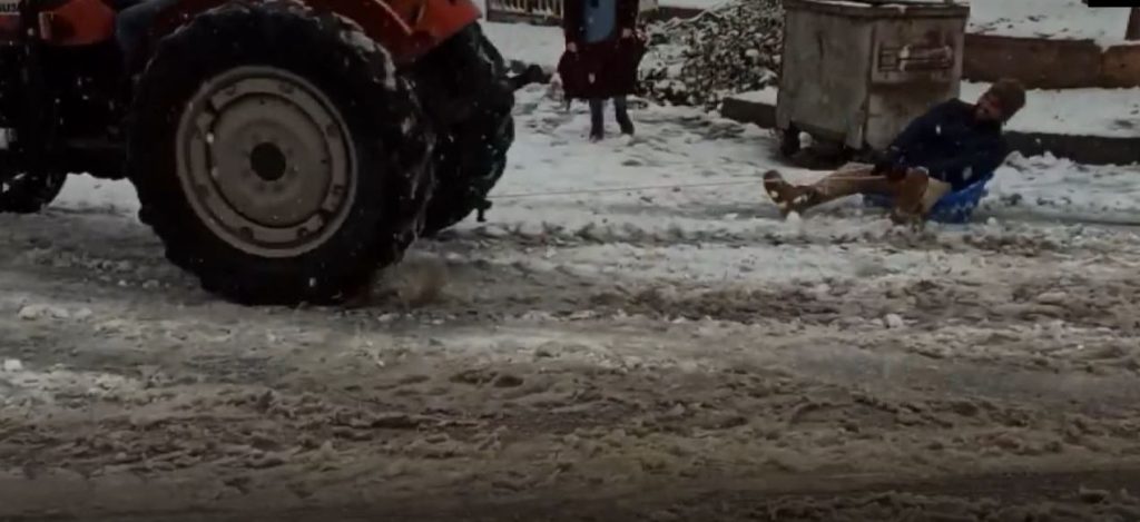 Kar üstünde leğenle snowboard yaptı