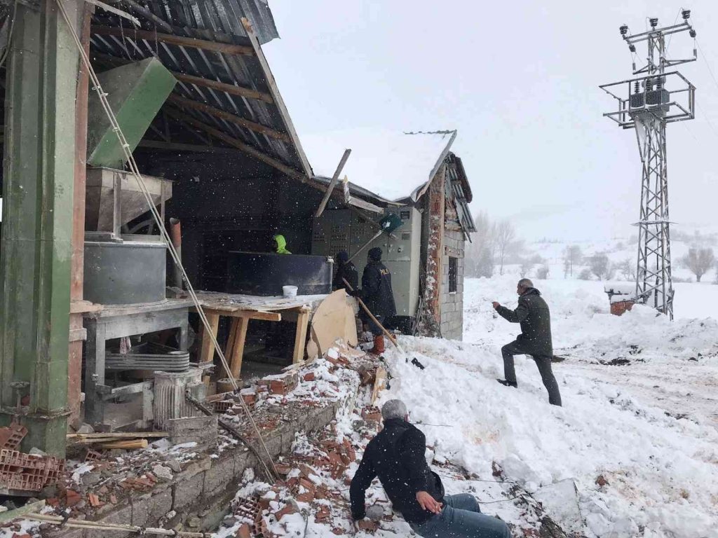 Kar yağışına dayanamayan un değirmeni çöktü