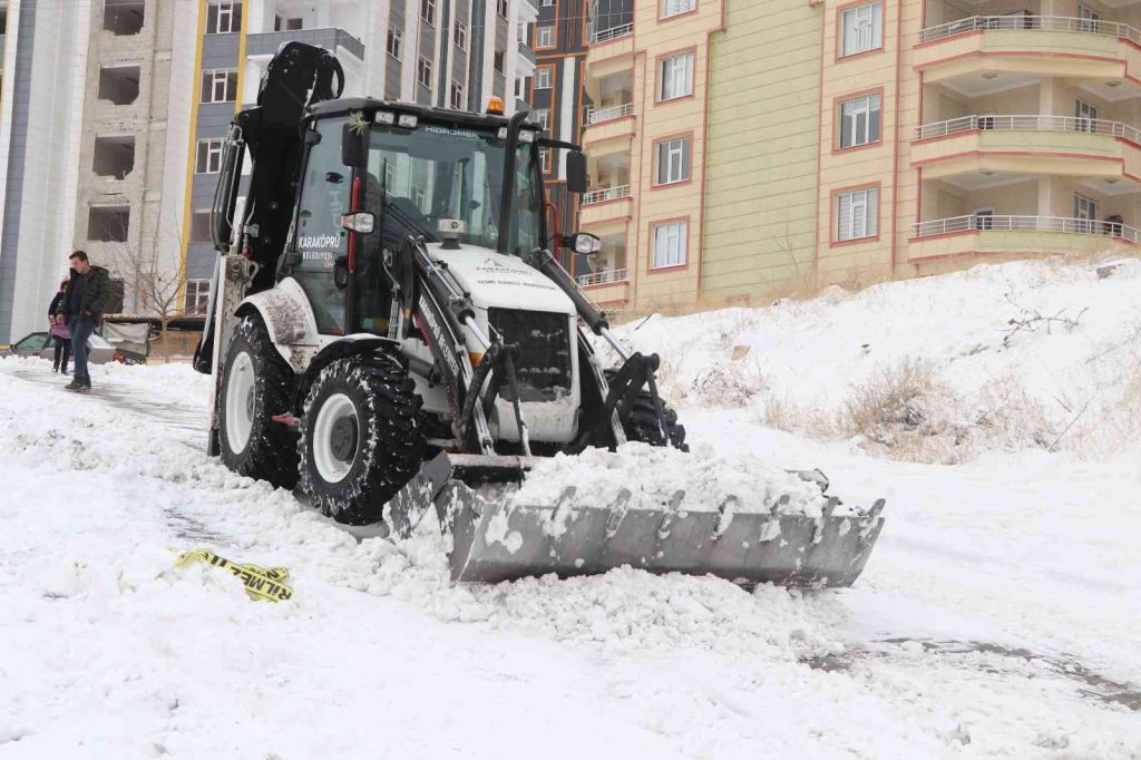 Karaköprü’de karla mücadele devam ediyor