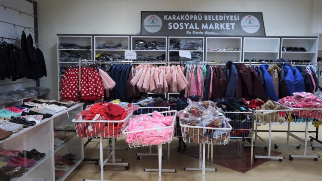 Karaköprü’de sosyal market ile yüzler gülüyor