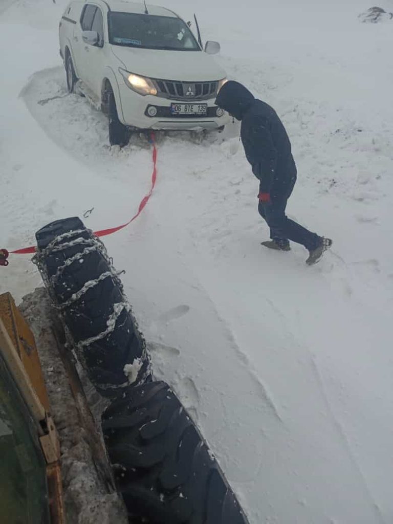Karda mahsur kalan sürücülerin imdadına Bağlar Belediyesi yetişti