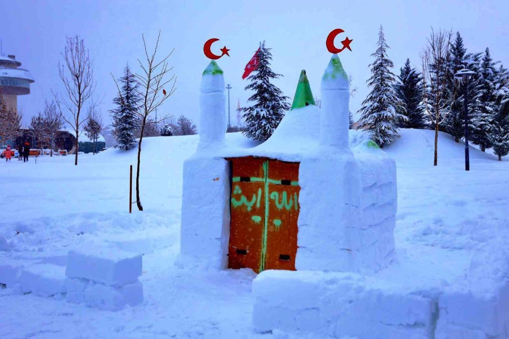 Kardan cami yapıp minaresine ay yıldız yerleştirdiler