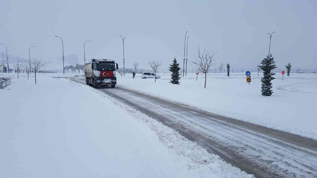 Karla mücadelenin kahramanları 24 saat görev başında