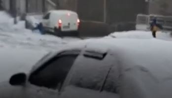 Karlı yolda araç kaydı, küçük çocuk ölümden döndü