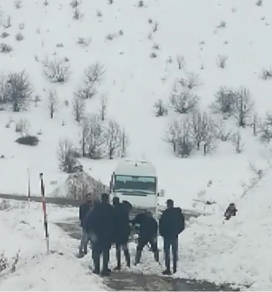 Karlıova ve Yedisu arasında çığ düştü