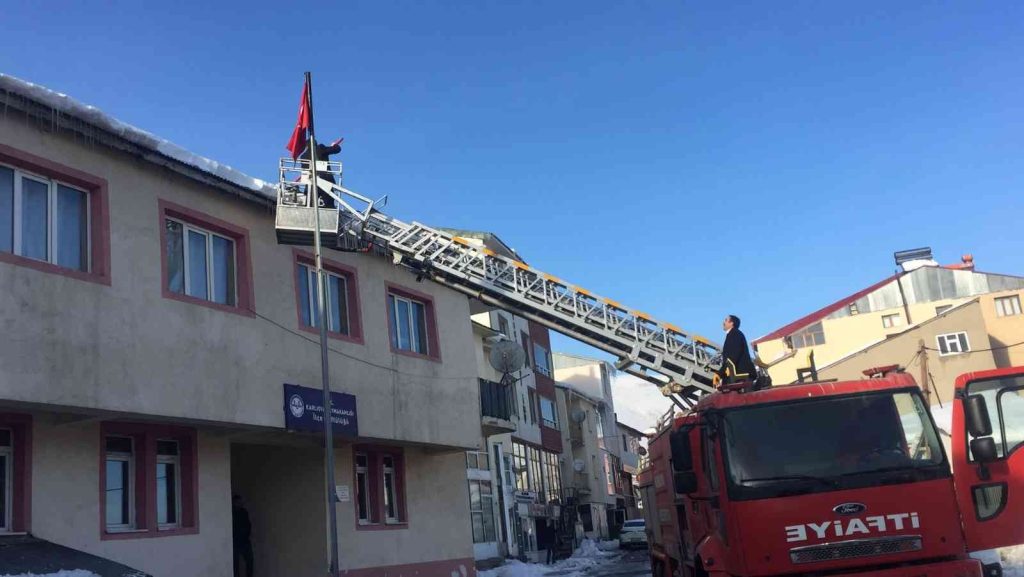 Karlıova’da buz sarkıtları, itfaiye ekibi tarafından temizleniyor
