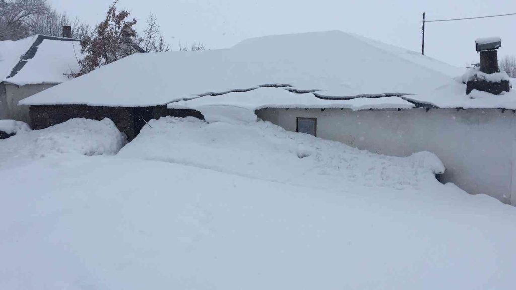 Karlıova’da  ev ve ahırlar kar altında kaldı