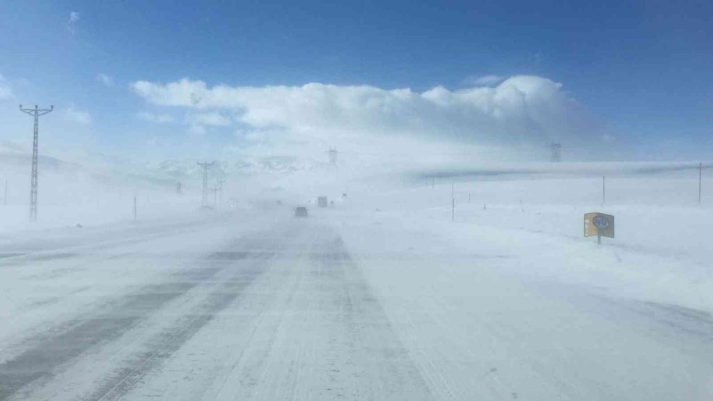 Karlıova’da tipi etkili oldu