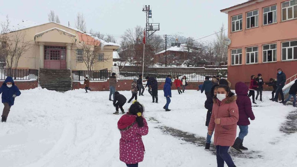 Karlıova’da yağan karın tadını çocuklar çıkardı