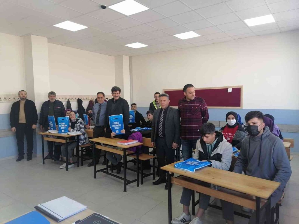 Kitap dostu başkanın en ücra ilçelere kitap desteği devam ediyor