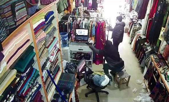 Küçüğü oyaladı, büyüğü çaldı