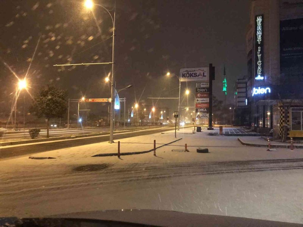 Malatya yağan karla beyaza büründü