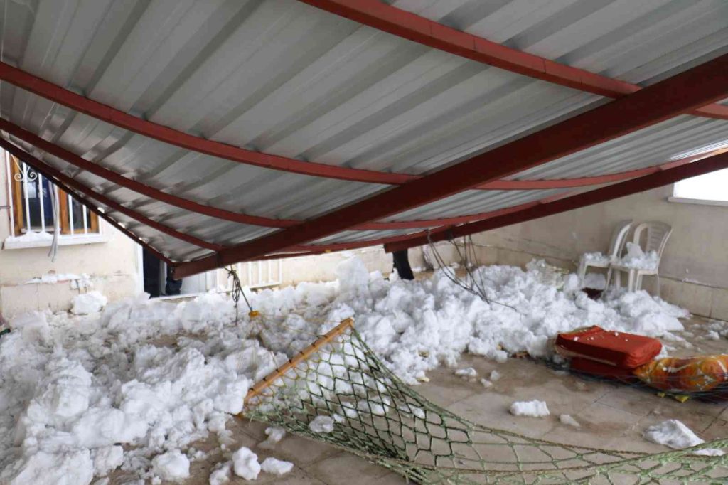 Malatya’da bir saat içerisinde üç ayrı noktada çatı çöktü