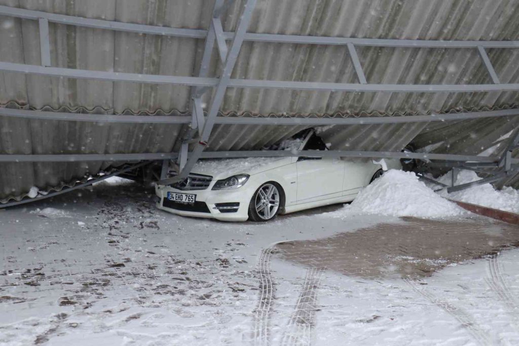 Malatya’da Galericiler Sitesi’nin çatısı kardan çöktü