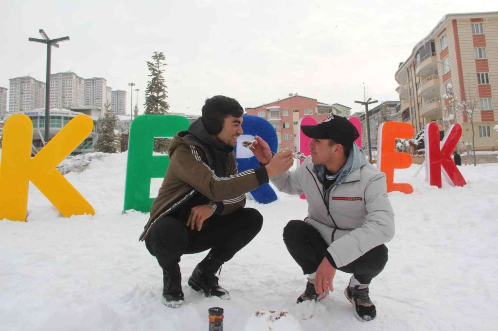 Malatya’da gençler karlı pekmezinin tadını çıkardı