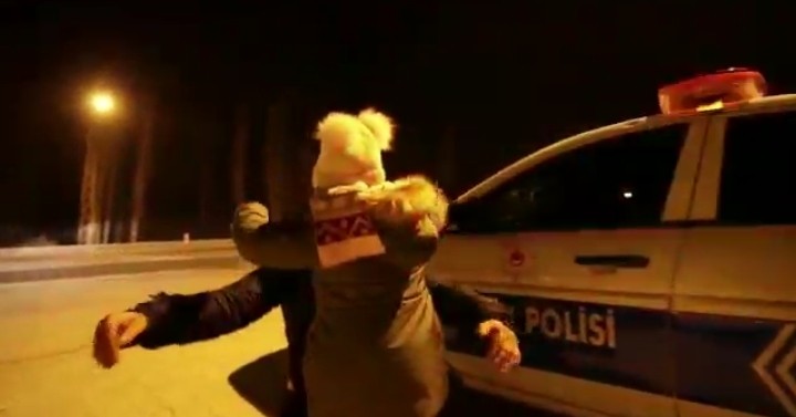 Malatya’da görev başındaki polislere ailelerinden yeni yıl sürprizi
