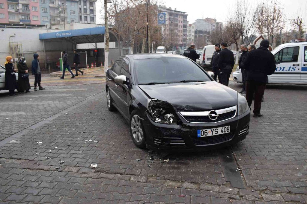 Malatya’da iki otomobil çarpıştı: 1 yaralı