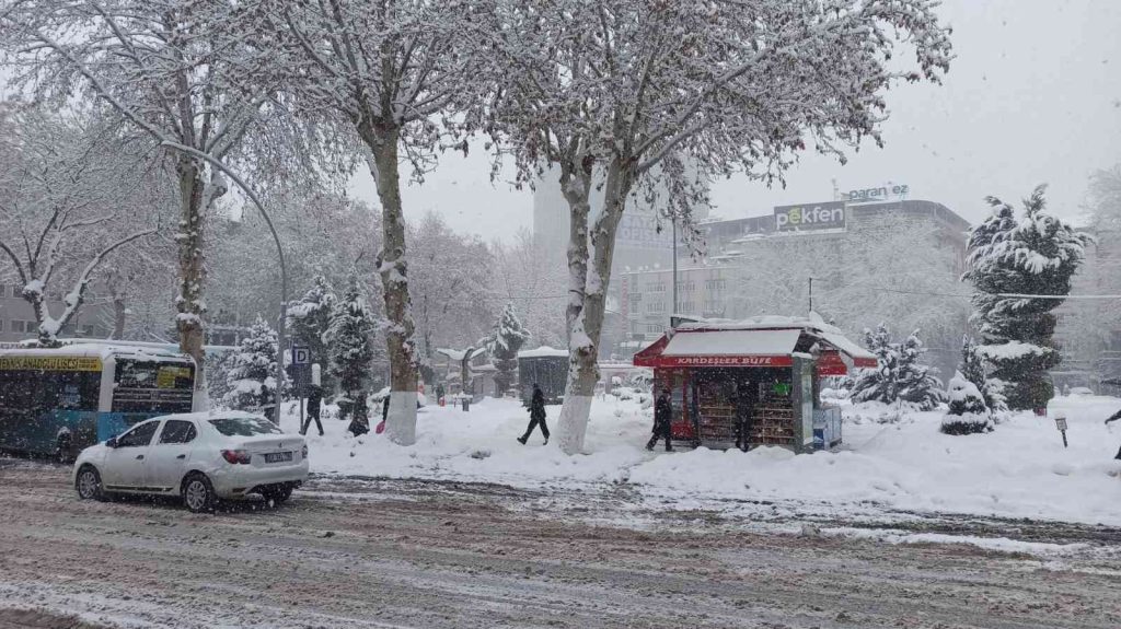Malatya’da kar etkisini sürdürüyor