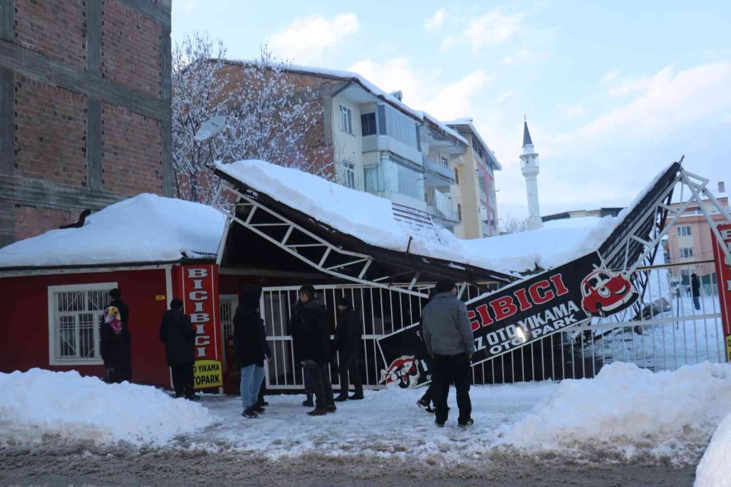 Malatya’da kar nedeniyle oto parkın çatısı çöktü