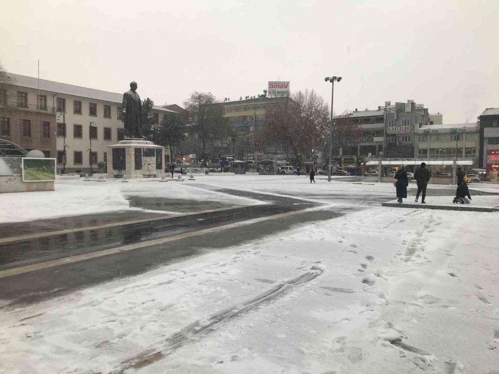 Malatya’da kar yağışı etkili oluyor