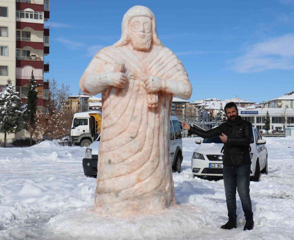 Malatya’da kardan dev Tarhunza heykeli yoğun ilgi görüyor