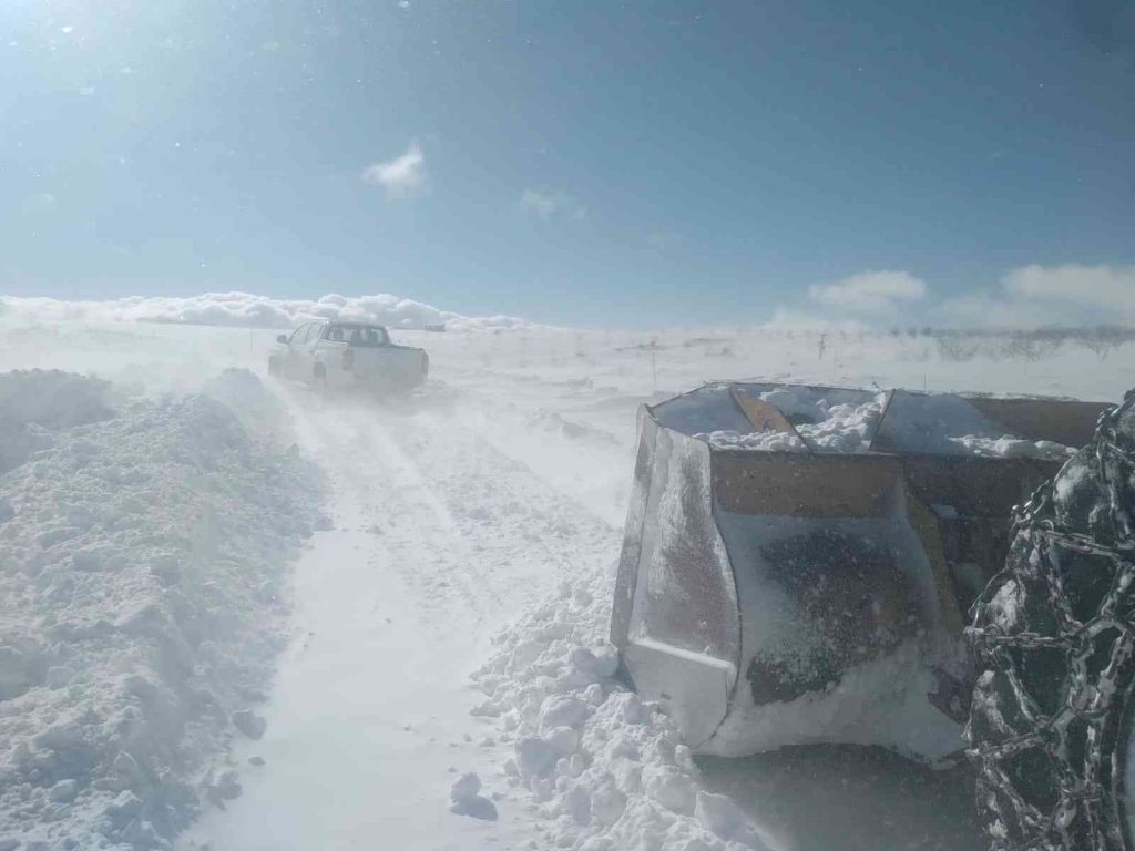 Malatya’da karlı yoları açma çalışmaları sürüyor
