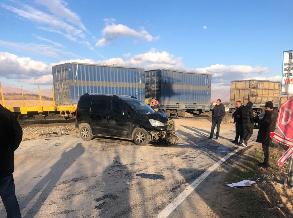 Malatya’da yük treni otomobile çarptı: 1 yaralı