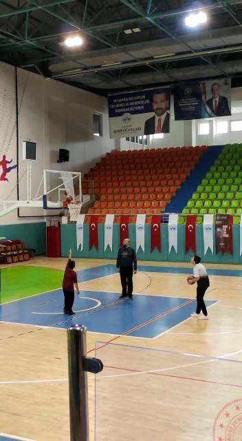 Minik basketbolcunun attığı top, potada ’asılı’ kaldı