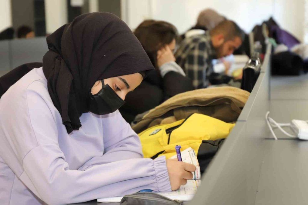 Öğrenciler Karaköprü’de sıcak ortamda ders çalışıyor