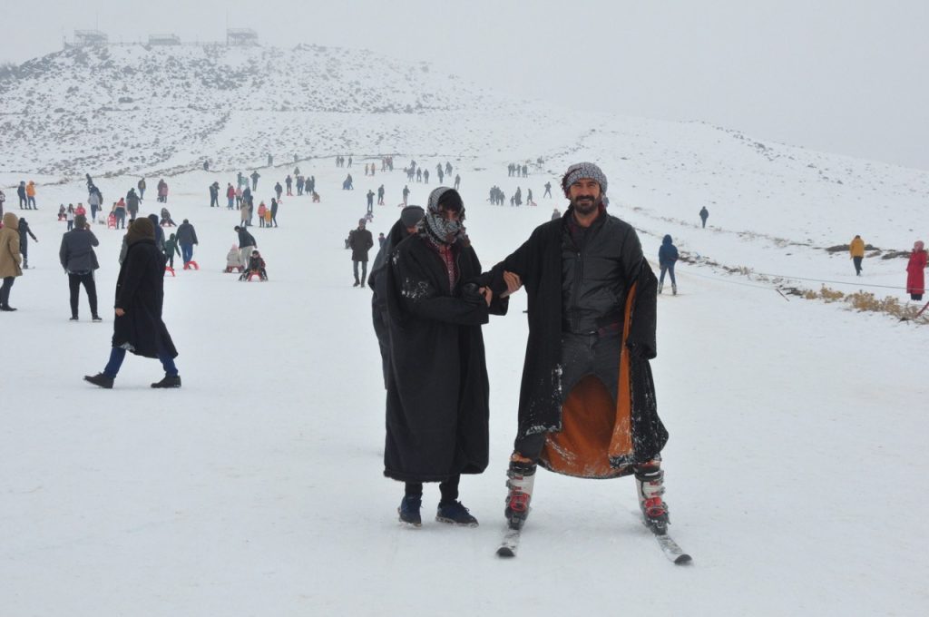 Önce kayak keyfi sonra halay