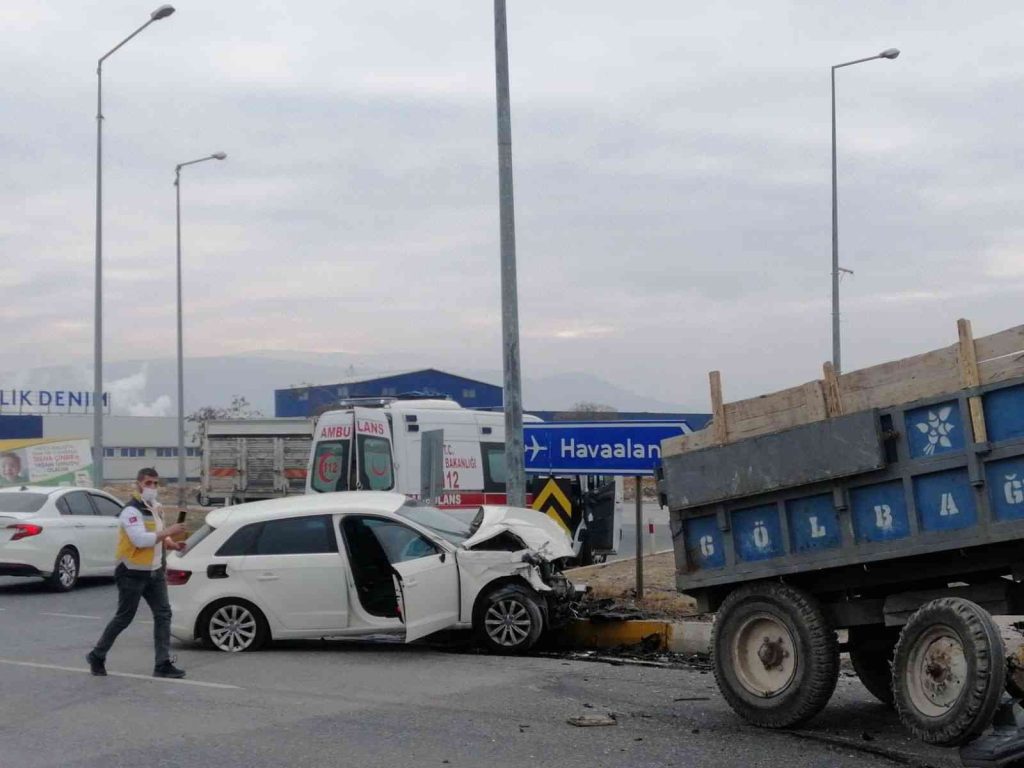 Otomobil ile traktör çarpıştı: 2 yaralı