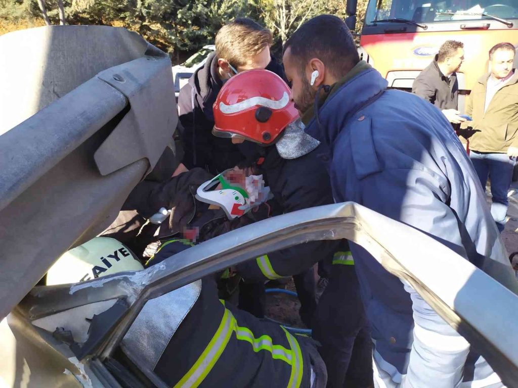 Otomobil ok gibi bariyerlere saplandı, araçta sıkışan sürücü güçlükle çıkarıldı