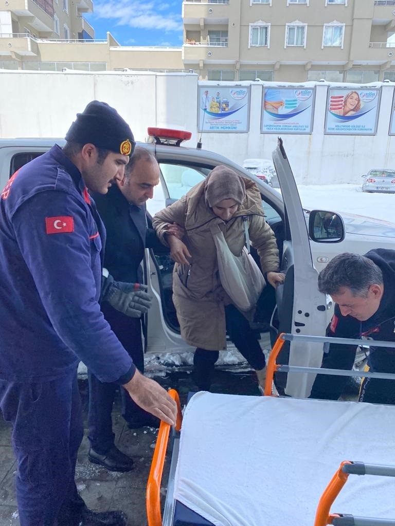 Otoyolda kalanlara kumanya dağıtıldı