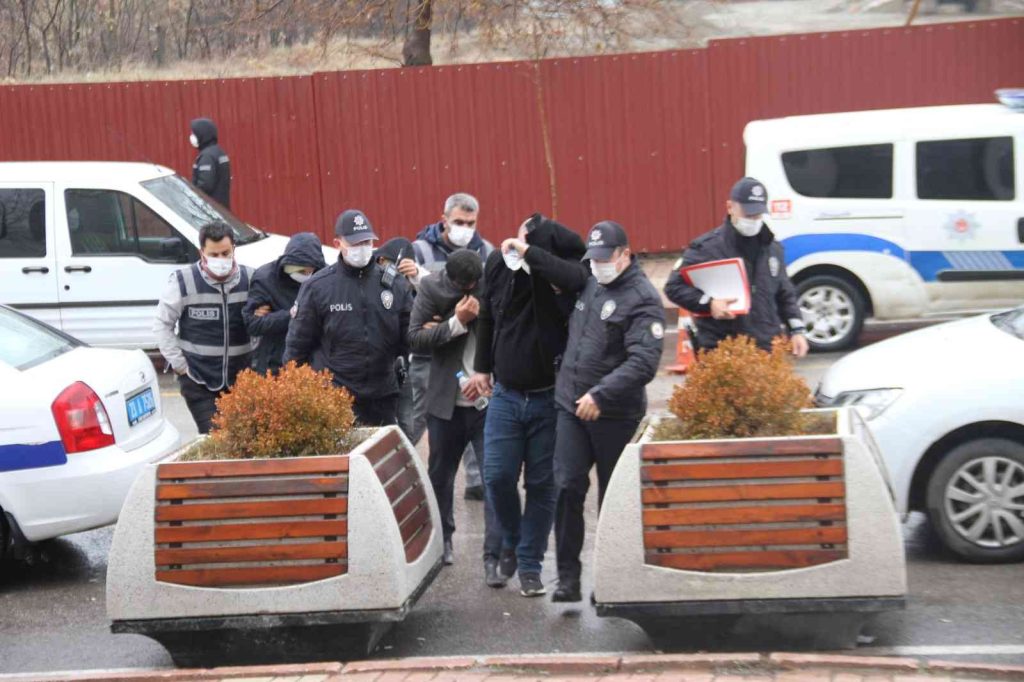 Polis tarafından suçüstü yapılan 4 şüpheli gözaltına alındı