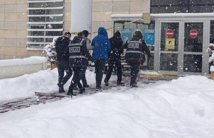 Polisi karşılarında görünce ellerindeki televizyonu bırakıp kaçmaya çalıştılar