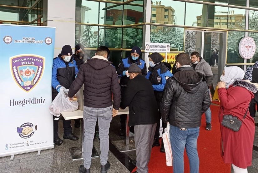 Polisten hasta yakınlarına sıcak çorba
