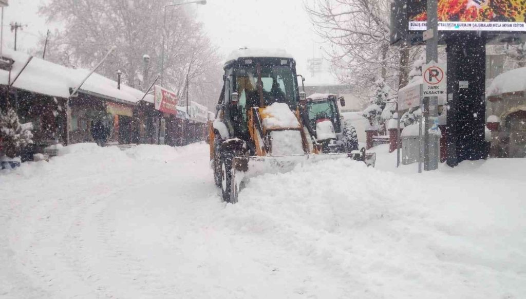 Pütürge’de karla mücadele sürüyor