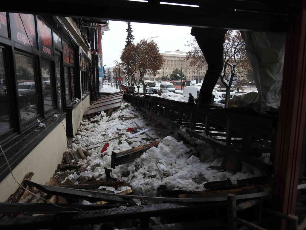 Restoran çatısının çökme anı kamerada