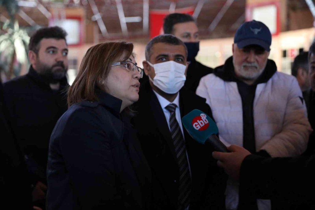 Şahin, şehirlerarası otobüs terminali’ndeki kar temizleme çalışmalarını yerinde inceledi