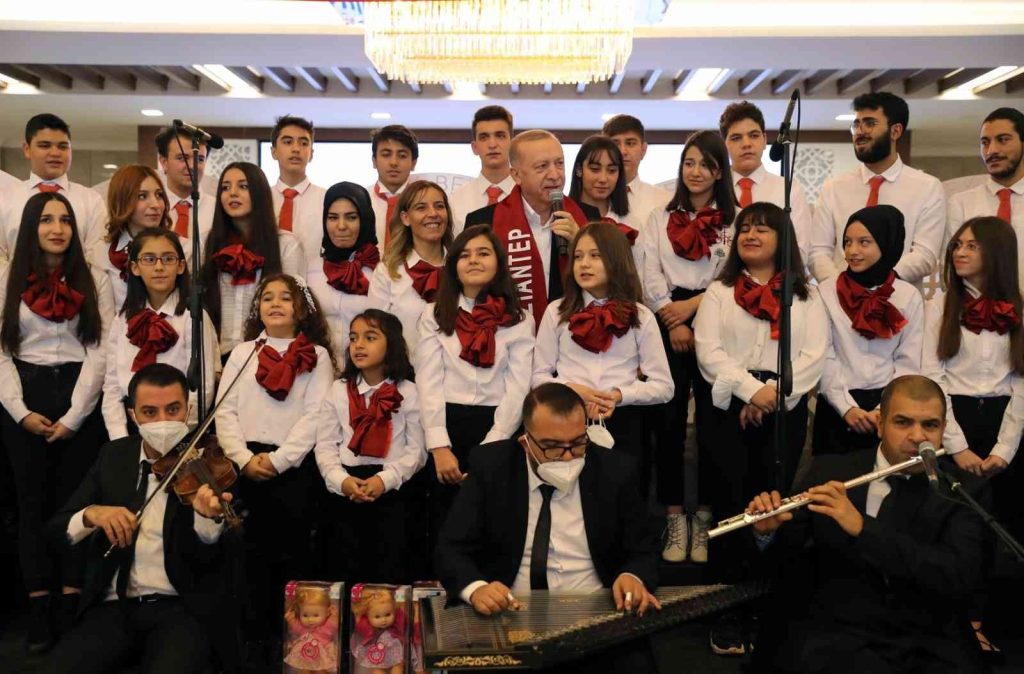 Şahinbey Koro ekibi, Cumhurbaşkanı ile şarkı söylemenin heyecanını yaşadı