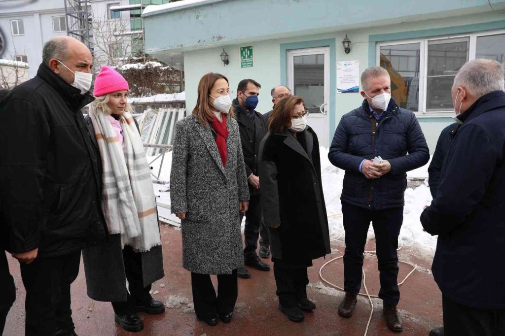 Şahin’den çatıları çöken iş yeri sahiplerine ziyaret