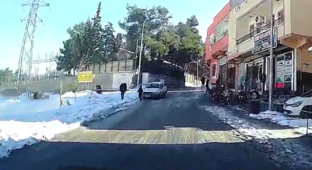 Şanlıurfa’da buzlanan yolda kaza anı kamerada