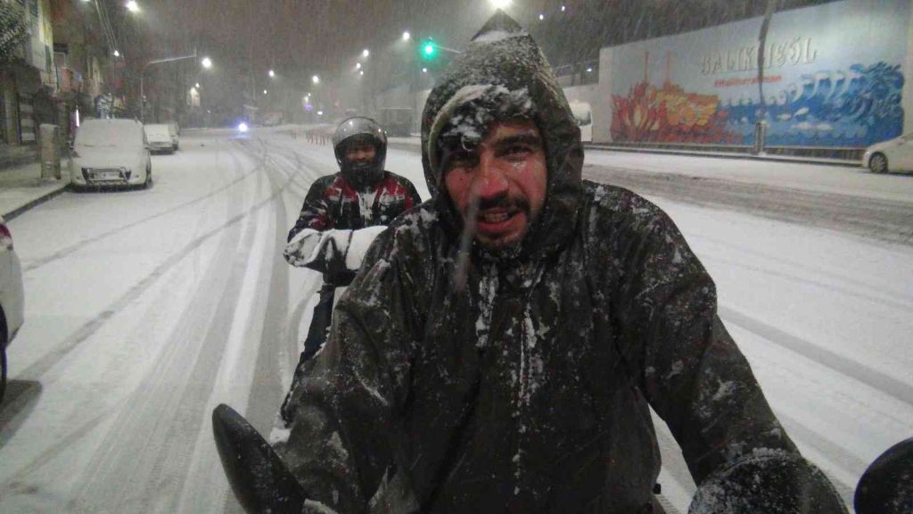 Şanlıurfa’da kar kimine eğlence kimine çile oldu