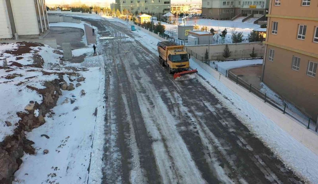 Şanlıurfa’da karla mücadele çalışmaları sürüyor